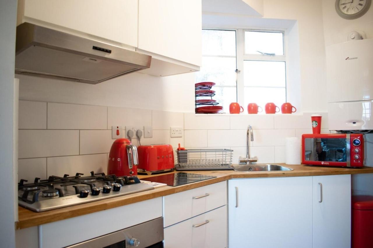 Beautifully Decorated Contemporary 2 Bedroom Flat Лондон Экстерьер фото