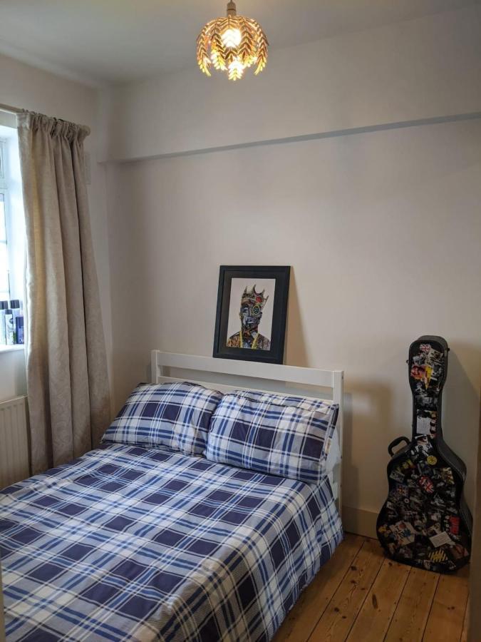 Beautifully Decorated Contemporary 2 Bedroom Flat Лондон Экстерьер фото