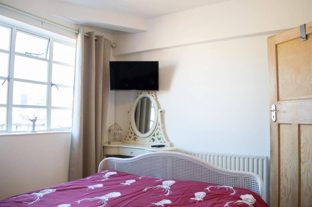 Beautifully Decorated Contemporary 2 Bedroom Flat Лондон Экстерьер фото