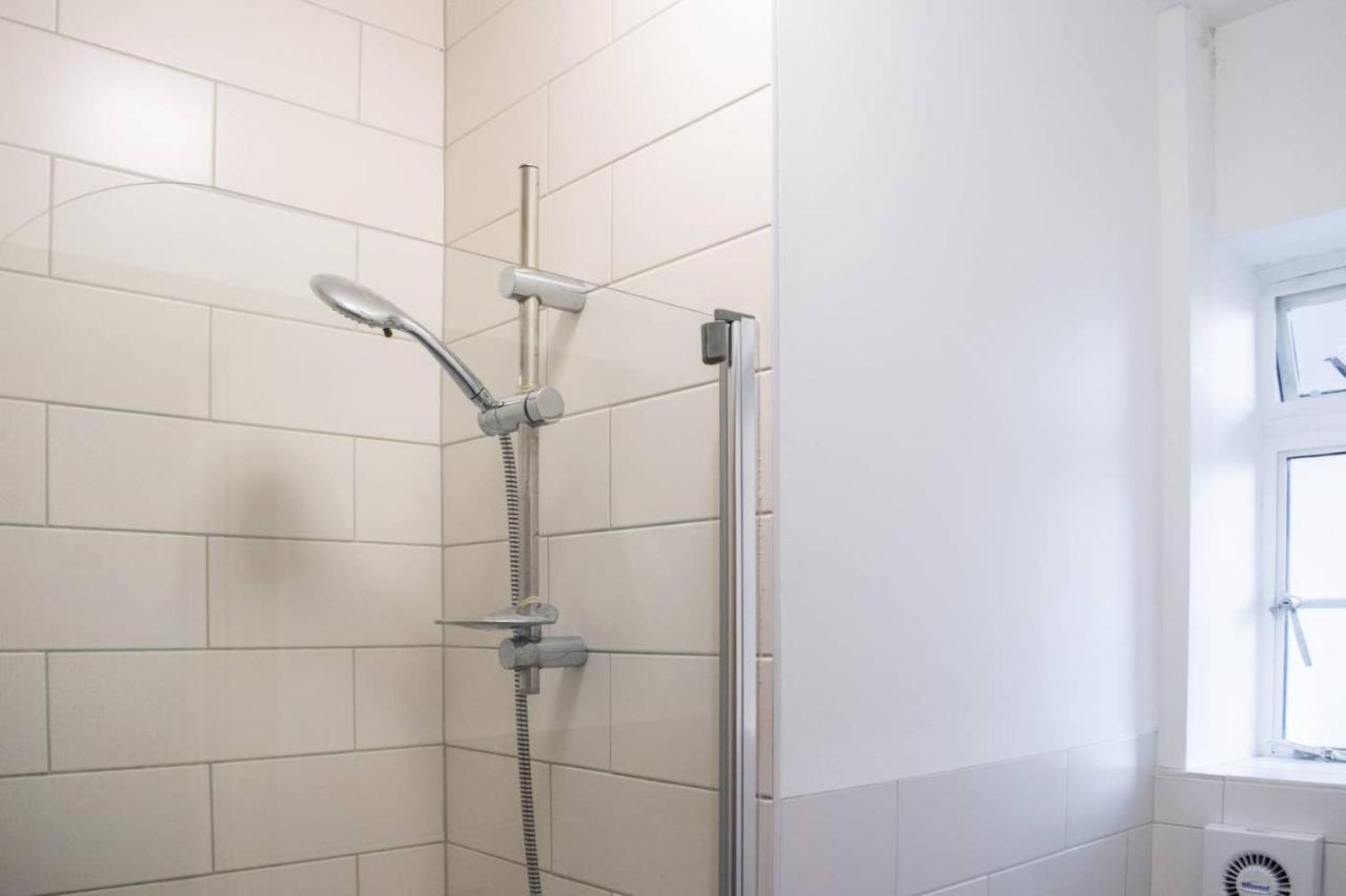 Beautifully Decorated Contemporary 2 Bedroom Flat Лондон Экстерьер фото