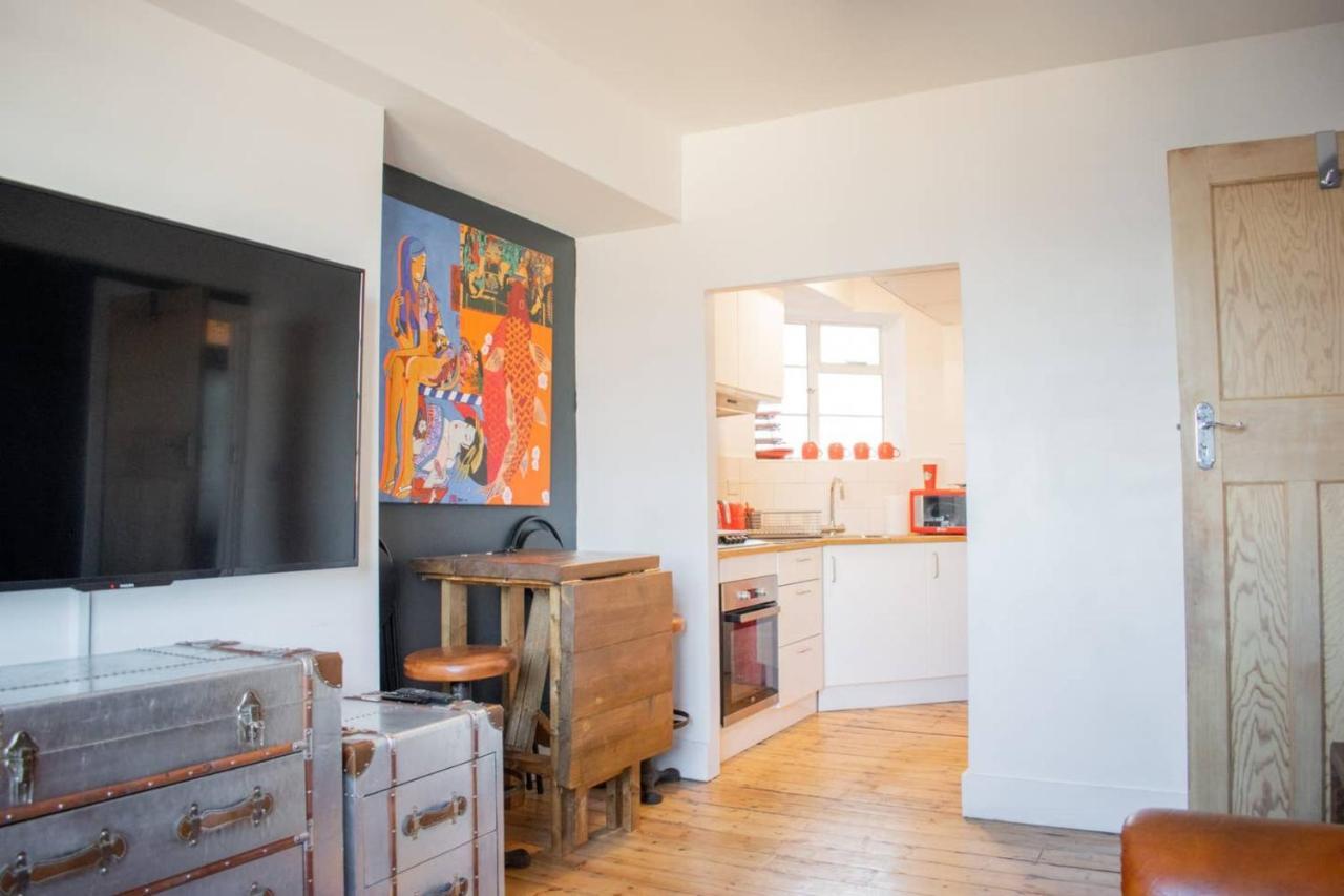 Beautifully Decorated Contemporary 2 Bedroom Flat Лондон Экстерьер фото